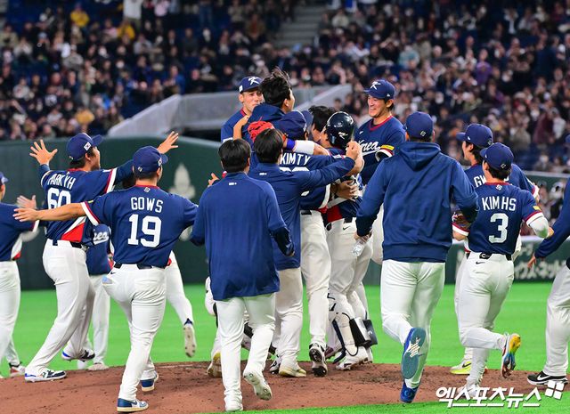 9일 오후 일본 도쿄돔에서 열린 2026 월드베이스볼클래식(WBC) C조 한국과 호주의 경기, 한국이 호주에 7:2로 승리하며 17년 만에 대회 2라운드 진출에 성공했다. 한국 선수들이 기뻐하고 있다. 도쿄, 김한준 기자