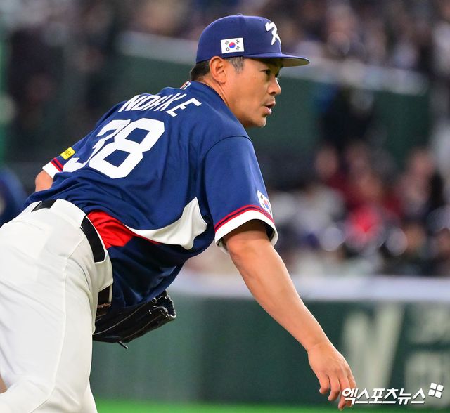 9일 오후 일본 도쿄돔에서 열린 2026 월드베이스볼클래식(WBC) C조 한국과 호주의 경기, 2회말 한국 노경은이 연습투구를 하고 있다. 도쿄, 김한준 기자