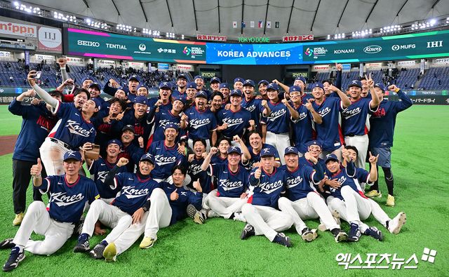 9일 오후 일본 도쿄돔에서 열린 2026 월드베이스볼클래식(WBC) C조 한국과 호주의 경기, 한국이 호주에 7:2로 승리하며 17년 만에 대회 2라운드 진출에 성공했다. 한국 선수단이 기뻐하고 있다. 도쿄, 김한준 기자