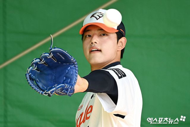 21일 일본 오키나와 고친다 구장에서 진행된 한화 이글스 2차 스프링캠프, 한화 문동주가 불펜 피칭을 준비하고 있다. 엑스포츠뉴스 DB