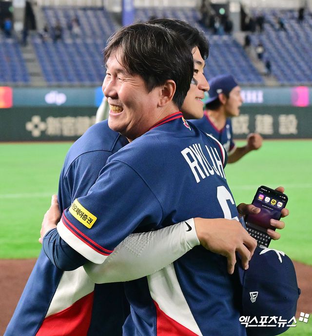 9일 오후 일본 도쿄돔에서 열린 2026 월드베이스볼클래식(WBC) C조 한국과 호주의 경기, 한국이 호주에 7:2로 승리하며 17년 만에 대회 2라운드 진출에 성공했다. 한국 류지현 감독과 김도영이 기뻐하고 있다. 도쿄, 김한준 기자