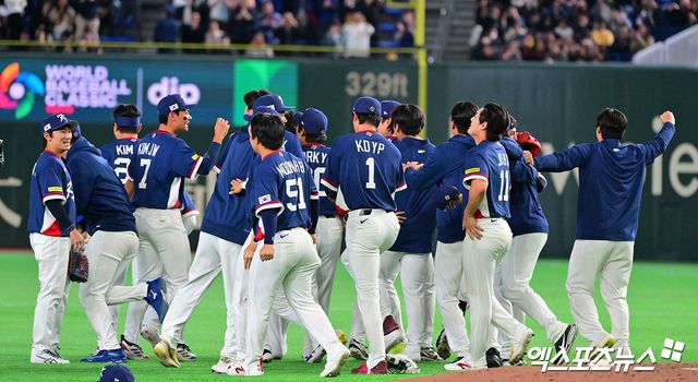 9일 오후 일본 도쿄돔에서 열린 2026 월드베이스볼클래식(WBC) C조 한국과 호주의 경기, 한국이 호주에 7:2로 승리하며 17년 만에 대회 2라운드 진출에 성공했다. 한국 선수들이 기뻐하고 있다. 도쿄, 김한준 기자