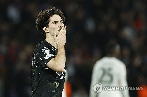 파리 생제르맹(PSG) 이강인이 골망을 흔들었으나 오프사이드로 인해 취소되는 불운을 겪었다. 루이스 엔리케 감독이 이끄는 PSG는 12일(한국시간) 프랑스 파리의 파르크 데 프랭스에서 열린 2025-2026시즌 유럽축구연맹(UEFA) 챔피언스리그 16강 1차전 홈 경기에서 첼시에 5-2 대승을 거뒀다. 이강인은 후반 45분 상대 수비진의 실수를 틈타 문전에서 깔끔한 오른발 슈팅으로 골망을 흔들었으나 비디오판독(VAR) 결과 패스를 건넨 멘데스의 위치가 간발의 차로 오프사이드가 선언되며 공식 득점으로 기록되지는 못했다. 연합뉴스