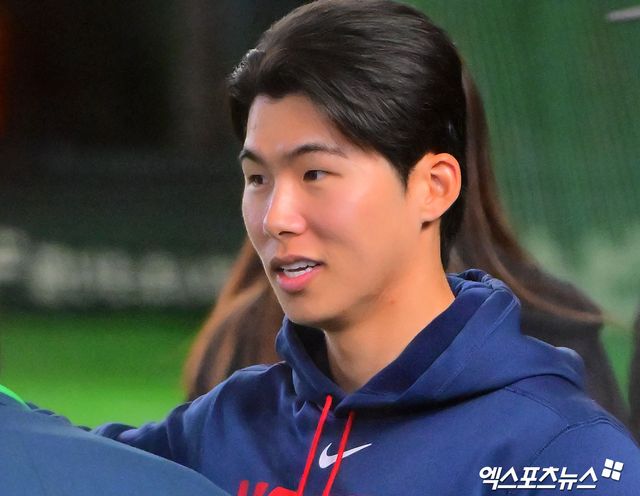 8일 오후 일본 도쿄돔에서 열린 2026 월드베이스볼클래식(WBC) C조 한국과 대만의 경기, 한국 김혜성이 이택근 해설위원과 대화를 나누고 있다. 엑스포츠뉴스 DB