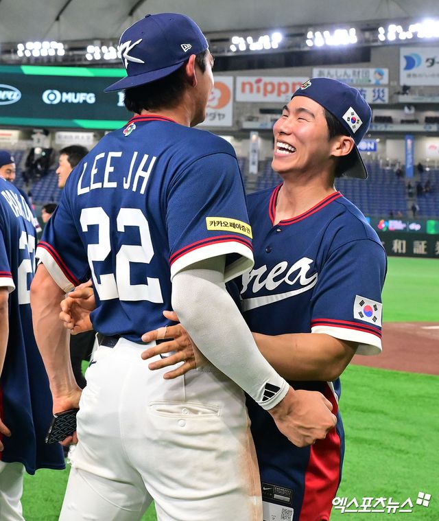 9일 오후 일본 도쿄돔에서 열린 2026 월드베이스볼클래식(WBC) C조 한국과 호주의 경기, 한국이 호주에 7:2로 승리하며 17년 만에 대회 2라운드 진출에 성공했다. 한국 이정후와 김혜성이 기뻐하고 있다. 엑스포츠뉴스 DB
