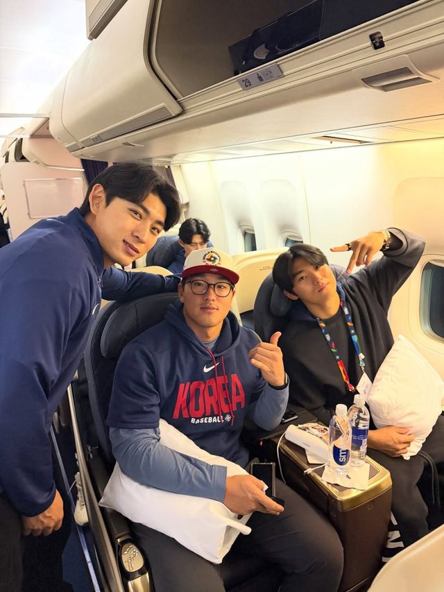 한국야구위원회(KBO)가 11일 공식 사회관계망서비스(SNS) 계정을 통해 한국 대표팀의 전세기 탑승 모습을 공개했다. 왼쪽부터 이정후, 안현민, 김도영. KBO 인스타그램
