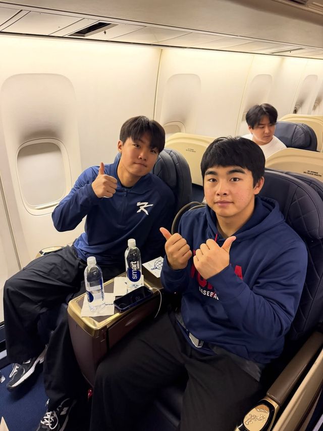 한국야구위원회(KBO)가 11일 공식 사회관계망서비스(SNS) 계정을 통해 한국 대표팀의 전세기 탑승 모습을 공개했다. 왼쪽부터 정우주, 문현빈이 포즈를 취하고 있다. KBO 인스타그램
