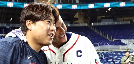 류현진이 2026 월드베이스볼클래식(WBC) 도미니카공화국과 8강전에 선발 등판한다. 류지현 대표팀 감독은 13일(한국시간) 미국 플로리다주 마이애미 론디포 파크에서 열린 공식 훈련을 마치고 열린 기자회견을 통해 14일 열리는 준준결승 선발로 류현진을 예고했다. 한국은 14일 오전 7시30분 도미니카공화국과 4강 티켓을 놓고 다툰다. 류지현 감독은 회견에서 류현진을 선발로 낙점한 배경에 대해선 '류현진이기 때문이다. 가장 믿을 수 있는 선수'라고 간단하게 답변했다. 류현진은 MLB 시절 총 2차례 선발 등판해 13⅓이닝 동안 4실점 했다. LA 다저스 시절이던 2013년 경기에선 7⅓이닝 3실점을 올렸다. 토론토 블루제이스에서 뛰던 2020년 9월 론디포파크에서 열린 마이애미 말린스와 방문 경기에선 6이닝 5피안타 2볼넷 8탈삼진 1실점으로 승리 투수가 됐다. 연합뉴스