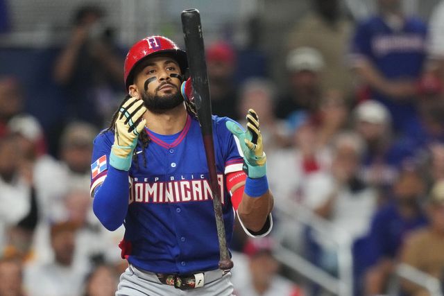 7년 만에 월드베이스볼클래식(WBC) 2라운드 진출에 성공한 '류지현호'의 상대가 정해졌다. 도미니카공화국은 12일 미국 플로리다주 마이애미의 론디포 파크에서 열린 베네수엘라와 2026 WBC D조 조별리그 최종전에서 7-5 승리를 거뒀다. 경기 전 도미니카 공화국과 베네수엘라는 이미 3전 전승으로 8강 진출이 확정된 상태였다. 다만 조 1위가 달려있었기에 마지막 경기까지 포기할 수 없었다. 만약 2위가 된다면 지난 대회 우승국이자 C조 1위 일본과 붙어야 하지만, 1위로 8강에 가면 비교적 약체인 한국과 상대하게 되는 상황이었다. 도미니카공화국은 4-7로 앞서던 9회말 무사 만루 위기를 한 점으로 막아내면서 한국과 만나게 됐다. 연합뉴스