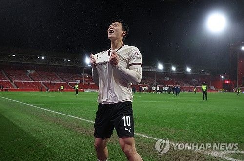 대한민국 국가대표 공격수 조규성이 잉글랜드 원정길에서 천금 같은 결승 헤더 골을 터뜨리며 소속팀 미트윌란에 승리를 선물했다. 미트윌란은 13일(한국시간) 영국 노팅엄의 더 시티 그라운드에서 열린 노팅엄 포레스트와의 2025-2026시즌 유럽축구연맹(UEFA) 유로파리그 16강 1차전에서 후반 교체 투입된 조규성의 결승골에 힘입어 1-0으로 이겼다. 연합뉴스