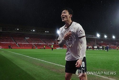 대한민국 국가대표 공격수 조규성이 잉글랜드 원정길에서 천금 같은 결승 헤더 골을 터뜨리며 소속팀 미트윌란에 승리를 선물했다. 미트윌란은 13일(한국시간) 영국 노팅엄의 더 시티 그라운드에서 열린 노팅엄 포레스트와의 2025-2026시즌 유럽축구연맹(UEFA) 유로파리그 16강 1차전에서 후반 교체 투입된 조규성의 결승골에 힘입어 1-0으로 이겼다. 연합뉴스