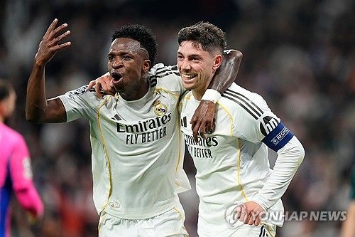 페데리코 발베르데가 해트트릭을 폭발한 레알 마드리드가 맨체스터 시티를 안방에서 완파했다. 알바로 아르벨로아 감독이 이끄는 레알 마드리드는 12일(한국시간) 스페인 마드리드의 산티아고 베르나베우에서 열린 2025-2026시즌 유럽축구연맹(UEFA) 챔피언스리그 16강 1차전 홈 경기에서 맨체스터 시티를 상대로 3-0 완승을 거뒀다. 연합뉴스