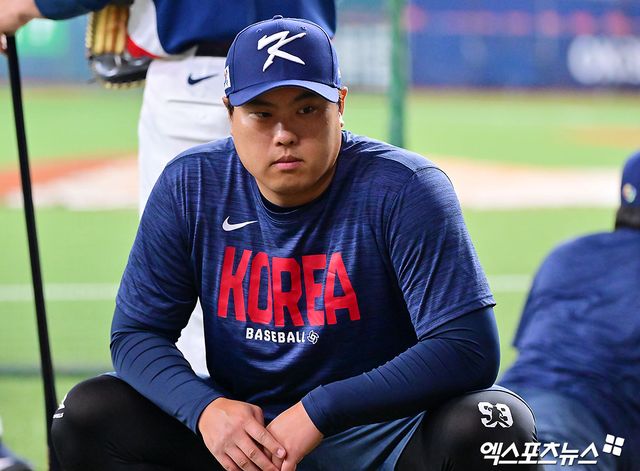 류현진이 2026 월드베이스볼클래식(WBC) 도미니카공화국과 8강전에 선발 등판한다. 류지현 대표팀 감독은 13일(한국시간) 미국 플로리다주 마이애미 론디포 파크에서 열린 공식 훈련을 마치고 열린 기자회견을 통해 14일 열리는 준준결승 선발로 류현진을 예고했다. 한국은 14일 오전 7시30분 도미니카공화국과 4강 티켓을 놓고 다툰다. 류지현 감독은 회견에서 류현진을 선발로 낙점한 배경에 대해선 '류현진이기 때문이다. 가장 믿을 수 있는 선수'라고 간단하게 답변했다. 류현진은 MLB 시절 총 2차례 선발 등판해 13⅓이닝 동안 4실점 했다. LA 다저스 시절이던 2013년 경기에선 7⅓이닝 3실점을 올렸다. 토론토 블루제이스에서 뛰던 2020년 9월 론디포파크에서 열린 마이애미 말린스와 방문 경기에선 6이닝 5피안타 2볼넷 8탈삼진 1실점으로 승리 투수가 됐다. 엑스포츠뉴스DB