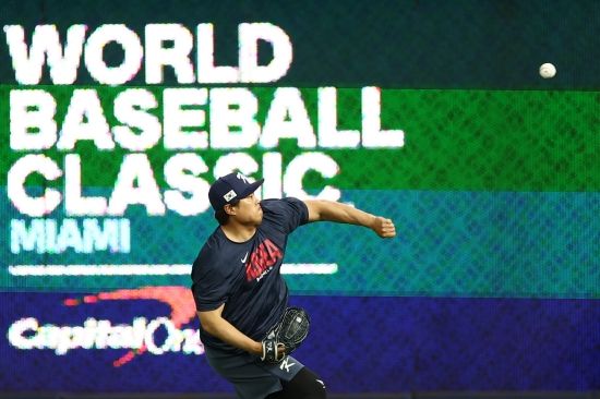류현진이 2026 월드베이스볼클래식(WBC) 도미니카공화국과 8강전에 선발 등판한다. 류지현 대표팀 감독은 13일(한국시간) 미국 플로리다주 마이애미 론디포 파크에서 열린 공식 훈련을 마치고 열린 기자회견을 통해 14일 열리는 준준결승 선발로 류현진을 예고했다. 한국은 14일 오전 7시30분 도미니카공화국과 4강 티켓을 놓고 다툰다. 류지현 감독은 회견에서 류현진을 선발로 낙점한 배경에 대해선 '류현진이기 때문이다. 가장 믿을 수 있는 선수'라고 간단하게 답변했다. 류현진은 MLB 시절 총 2차례 선발 등판해 13⅓이닝 동안 4실점 했다. LA 다저스 시절이던 2013년 경기에선 7⅓이닝 3실점을 올렸다. 토론토 블루제이스에서 뛰던 2020년 9월 론디포파크에서 열린 마이애미 말린스와 방문 경기에선 6이닝 5피안타 2볼넷 8탈삼진 1실점으로 승리 투수가 됐다. 연합뉴스