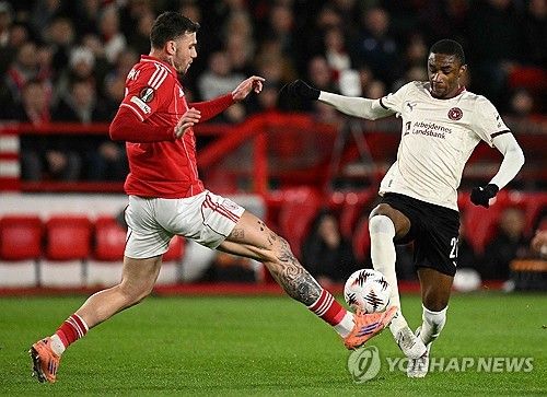 대한민국 국가대표 공격수 조규성이 잉글랜드 원정길에서 천금 같은 결승 헤더 골을 터뜨리며 소속팀 미트윌란에 승리를 선물했다. 미트윌란은 13일(한국시간) 영국 노팅엄의 더 시티 그라운드에서 열린 노팅엄 포레스트와의 2025-2026시즌 유럽축구연맹(UEFA) 유로파리그 16강 1차전에서 후반 교체 투입된 조규성의 결승골에 힘입어 1-0으로 이겼다. 연합뉴스