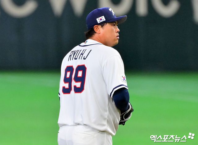 류현진이 2026 월드베이스볼클래식(WBC) 도미니카공화국과 8강전에 선발 등판한다. 류지현 대표팀 감독은 13일(한국시간) 미국 플로리다주 마이애미 론디포 파크에서 열린 공식 훈련을 마치고 열린 기자회견을 통해 14일 열리는 준준결승 선발로 류현진을 예고했다. 한국은 14일 오전 7시30분 도미니카공화국과 4강 티켓을 놓고 다툰다. 류지현 감독은 회견에서 류현진을 선발로 낙점한 배경에 대해선 '류현진이기 때문이다. 가장 믿을 수 있는 선수'라고 간단하게 답변했다. 류현진은 MLB 시절 총 2차례 선발 등판해 13⅓이닝 동안 4실점 했다. LA 다저스 시절이던 2013년 경기에선 7⅓이닝 3실점을 올렸다. 토론토 블루제이스에서 뛰던 2020년 9월 론디포파크에서 열린 마이애미 말린스와 방문 경기에선 6이닝 5피안타 2볼넷 8탈삼진 1실점으로 승리 투수가 됐다. 엑스포츠뉴스DB