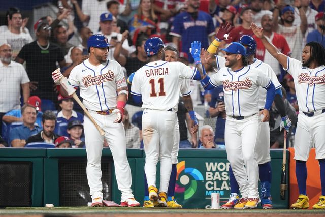 7년 만에 월드베이스볼클래식(WBC) 2라운드 진출에 성공한 '류지현호'의 상대가 정해졌다. 도미니카공화국은 12일 미국 플로리다주 마이애미의 론디포 파크에서 열린 베네수엘라와 2026 WBC D조 조별리그 최종전에서 7-5 승리를 거뒀다. 경기 전 도미니카 공화국과 베네수엘라는 이미 3전 전승으로 8강 진출이 확정된 상태였다. 다만 조 1위가 달려있었기에 마지막 경기까지 포기할 수 없었다. 만약 2위가 된다면 지난 대회 우승국이자 C조 1위 일본과 붙어야 하지만, 1위로 8강에 가면 비교적 약체인 한국과 상대하게 되는 상황이었다. 도미니카공화국은 4-7로 앞서던 9회말 무사 만루 위기를 한 점으로 막아내면서 한국과 만나게 됐다. 연합뉴스