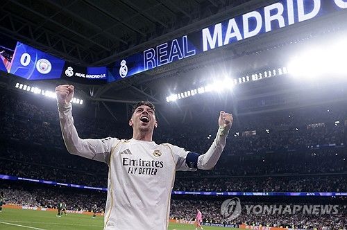 페데리코 발베르데가 해트트릭을 폭발한 레알 마드리드가 맨체스터 시티를 안방에서 완파했다. 알바로 아르벨로아 감독이 이끄는 레알 마드리드는 12일(한국시간) 스페인 마드리드의 산티아고 베르나베우에서 열린 2025-2026시즌 유럽축구연맹(UEFA) 챔피언스리그 16강 1차전 홈 경기에서 맨체스터 시티를 상대로 3-0 완승을 거뒀다. 연합뉴스