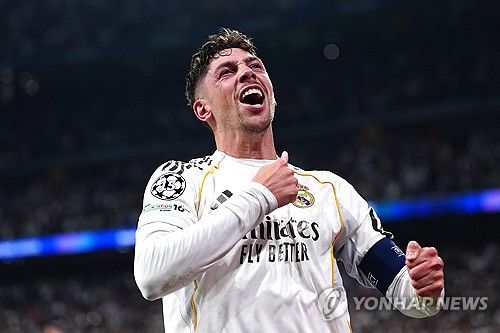 페데리코 발베르데가 해트트릭을 폭발한 레알 마드리드가 맨체스터 시티를 안방에서 완파했다. 알바로 아르벨로아 감독이 이끄는 레알 마드리드는 12일(한국시간) 스페인 마드리드의 산티아고 베르나베우에서 열린 2025-2026시즌 유럽축구연맹(UEFA) 챔피언스리그 16강 1차전 홈 경기에서 맨체스터 시티를 상대로 3-0 완승을 거뒀다. 연합뉴스