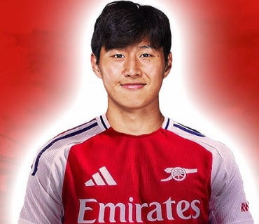 파리 생제르맹(PSG)서 활약 중인 대한민국 축구 아이콘 이강인이 토트넘 홋스퍼, 뉴캐슬 유나이티드 등 잉글리시 프리미어리그(EPL)의 여러 명문 구단들의 관심을 받고 있다. 영국 현지 매체들의 보도를 종합하면 현재 PSG와 약 2년 조금 넘는 계약 기간을 남겨둔 이강인은 구단의 장기 계약 제안을 받았다. 그러나 더 많은 선발 출전 기회를 확보하기 위해 모든 선택지를 열어두고 신중하게 거취를 고민하고 있는 것으로 알려졌다. SNS