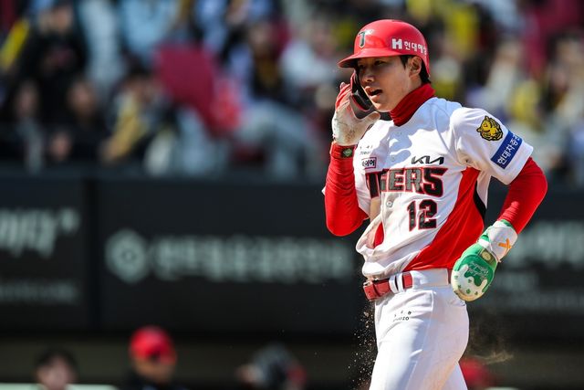 13일 오후 광주-KIA챔피언스필드에서 열린 2026 신한 SOL KBO리그 SSG 랜더스와 KIA 타이거즈의 시범경기, 7회말 1사 2, 3루 KIA 정현창이 김규성의 좌익수 희생플라이 때 홈으로 들어오고 있다. KIA 타이거즈