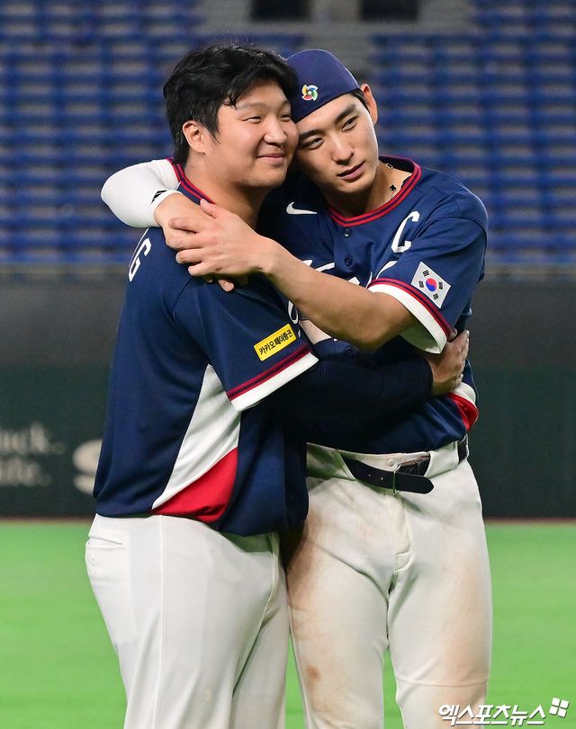 9일 오후 일본 도쿄돔에서 열린 2026 월드베이스볼클래식(WBC) C조 한국과 호주의 경기, 한국이 호주에 7:2로 승리하며 17년 만에 대회 2라운드 진출에 성공했다. 한국 문보경과 이정후가 기뻐하고 있다. 엑스포츠뉴스 DB