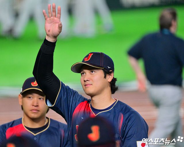 6일 오후 일본 도쿄돔에서 열린 2026 월드베이스볼클래식(WBC) C조 대만과 일본의 경기, 일본 오타니가 관중석을 향해 인사를 하고 있다. 엑스포츠뉴스 DB