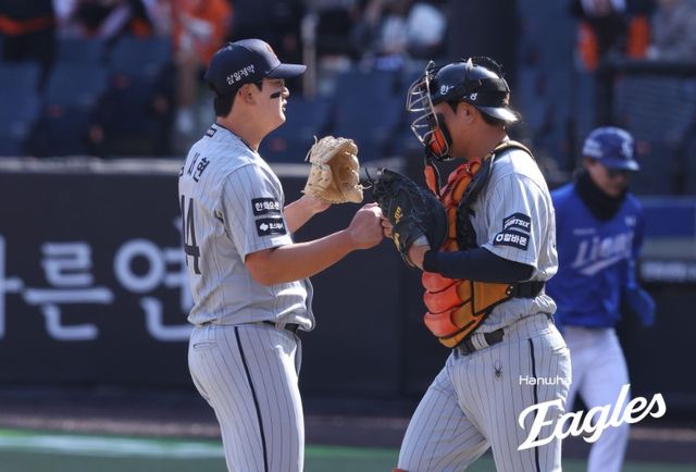 한화 이글스 마무리 투수 김서현(왼쪽)이 13일 대전 한화생명 볼파크에서 열린 2026 KBO 시범경기에서 삼성 라이온즈를 상대로 1이닝 2탈삼진 무실점으로 호투했다. 사진 한화 이글스