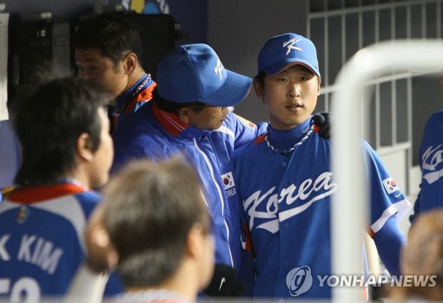 2009 월드베이스볼클래식(WBC) 준결승에서 베네수엘라를 상대로 6.2이닝 2실점으로 호투했던 윤석민(오른쪽). 사진 연합뉴스
