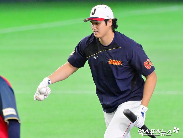6일 오후 일본 도쿄돔에서 열린 2026 월드베이스볼클래식(WBC) C조 대만과 일본의 경기, 일본 오타니가 타격훈련을 마친 후 공을 정리하고 있다. 엑스포츠뉴스 DB