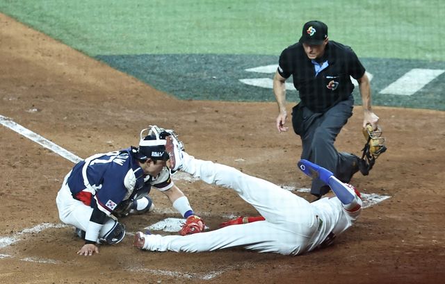 한국 야구가 17년 만에 진출한 월드베이스볼클래식(WBC) 토너먼트 무대를 8강에서 마감했다. 류지현 감독이 이끄는 한국은 14일 미국 플로리다주 마이애미 론디포파크에서 열린 2026 WBC 8강전 도미니카공화국과 경기에서 0-10으로 7회 콜드게임 패했다. 한국은 한 수 위 상대로 평가받는 도미니카공화국을 맞아 고전을 면치 못했다. 선발 류현진이 2회 3점을 내줬고, 3회에는 4명의 투수가 마운드에 올라가 안타 4개와 볼넷 3개로 추가 4실점 했다. 0-7로 끌려가던 7회에는 2사 후 오스틴 웰스(뉴욕 양키스)에게 3점 홈런을 허용해 그대로 무릎을 꿇었다. 타선에서는 지난해 미국 메이저리그(MLB) 내셔널리그 사이영상 2위를 차지한 왼팔 투수 크리스토페르 산체스(필라델피아 필리스)를 상대로 5회까지 삼진 8개를 당하고 2안타로 무득점에 그쳤다. 연합뉴스