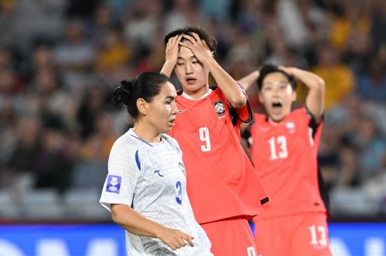 한국 여자축구대표팀이 내년 브라질에서 열리는 2027 국제축구연맹(FIFA) 여자월드컵 출전권을 확보했다. 현재 호주에서 열리고 있는 2026 아시아축구연맹(AFC) 여자 아시안컵 준준결승에서 우즈베키스탄을 대파하고 준결승에 진출하면서 아시아에 주어진 여자월드컵 직행 티켓 6장 중 한 장을 챙겼다. 개최국 브라질을 빼고 전세계에서 여자월드컵 출전 티켓을 따낸 것은 호주, 중국 다음으로 한국이 세 번째다.&nbsp;신상우 감독이 이끄는 한국 여자축구대표팀은 14일(한국시간) 호주 시드니의 스타디움 오스트레일리아에서 열린 우즈베키스탄과의 2026 AFC 여자아시안컵 준준결승에서 전반 2골, 후반 4골을 퍼부어 6-0 대승을 일궈냈다. 한국의 준결승 상대는 일본이 유력하다. 연합뉴스