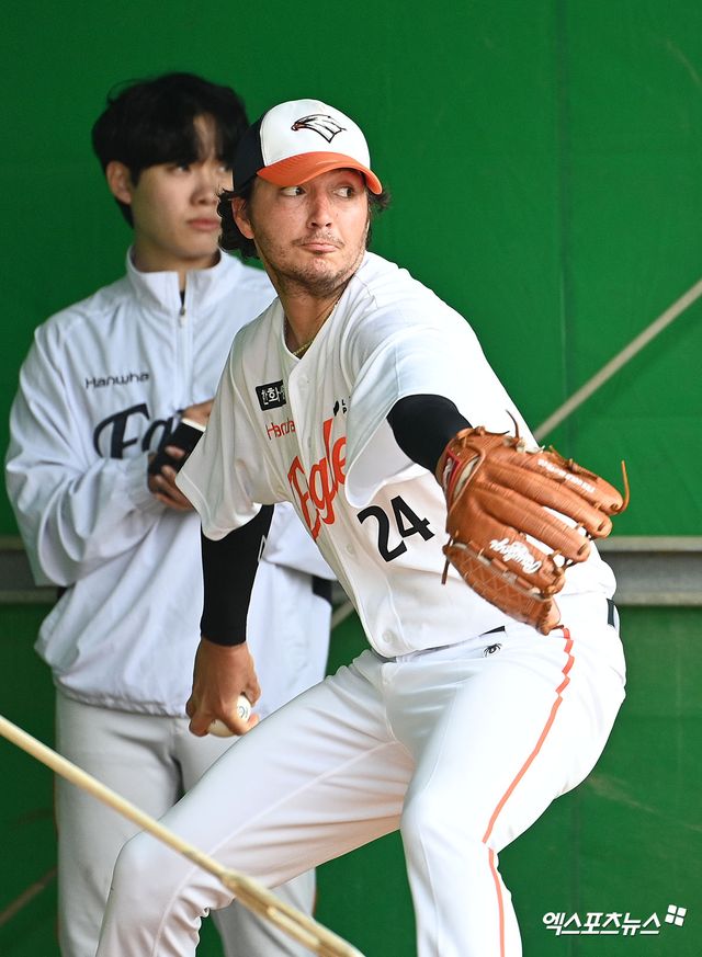 21일 오전 일본 오키나와 고친다 구장에서 진행된 한화 이글스 2차 스프링캠프, 한화 화이트가 불펜 피칭을 하고 있다. 엑스포츠뉴스 DB