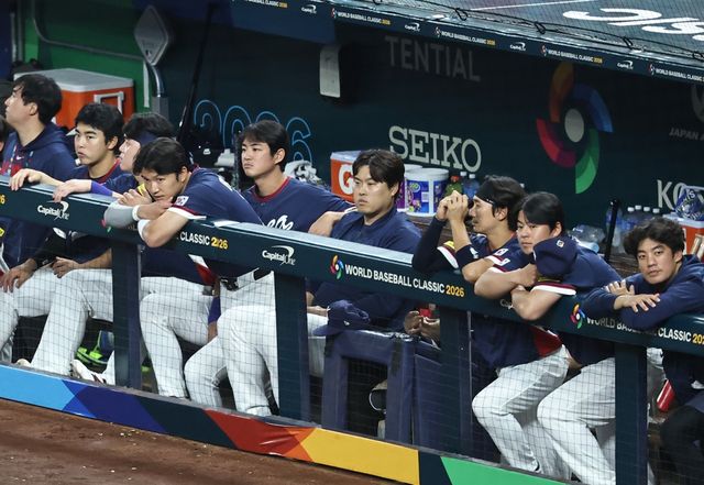 한국 야구가 17년 만에 진출한 월드베이스볼클래식(WBC) 토너먼트 무대를 8강에서 마감했다. 류지현 감독이 이끄는 한국은 14일 미국 플로리다주 마이애미 론디포파크에서 열린 2026 WBC 8강전 도미니카공화국과 경기에서 0-10으로 7회 콜드게임 패했다. 한국은 한 수 위 상대로 평가받는 도미니카공화국을 맞아 고전을 면치 못했다. 선발 류현진이 2회 3점을 내줬고, 3회에는 4명의 투수가 마운드에 올라가 안타 4개와 볼넷 3개로 추가 4실점 했다. 0-7로 끌려가던 7회에는 2사 후 오스틴 웰스(뉴욕 양키스)에게 3점 홈런을 허용해 그대로 무릎을 꿇었다. 타선에서는 지난해 미국 메이저리그(MLB) 내셔널리그 사이영상 2위를 차지한 왼팔 투수 크리스토페르 산체스(필라델피아 필리스)를 상대로 5회까지 삼진 8개를 당하고 2안타로 무득점에 그쳤다. 연합뉴스