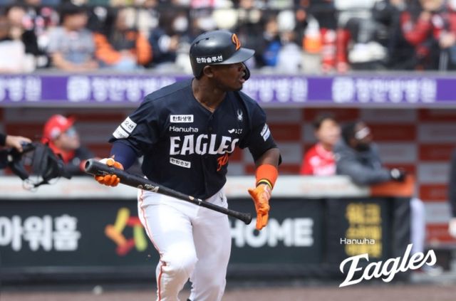 14일 오후 대전 한화생명 볼파크에서 열린 2026 신한 SOL KBO리그 시범경기 SSG 랜더스와 한화 이글스의 경기, 6회말 무사 한화 요나단 페라자가 솔로홈런을 치고 있다. 한화 이글스