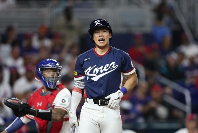 한국 야구가 17년 만에 진출한 월드베이스볼클래식(WBC) 토너먼트 무대를 8강에서 마감했다. 류지현 감독이 이끄는 한국은 14일 미국 플로리다주 마이애미 론디포파크에서 열린 2026 WBC 8강전 도미니카공화국과 경기에서 0-10으로 7회 콜드게임 패했다. 한국은 한 수 위 상대로 평가받는 도미니카공화국을 맞아 고전을 면치 못했다. 선발 류현진이 2회 3점을 내줬고, 3회에는 4명의 투수가 마운드에 올라가 안타 4개와 볼넷 3개로 추가 4실점 했다. 0-7로 끌려가던 7회에는 2사 후 오스틴 웰스(뉴욕 양키스)에게 3점 홈런을 허용해 그대로 무릎을 꿇었다. 타선에서는 지난해 미국 메이저리그(MLB) 내셔널리그 사이영상 2위를 차지한 왼팔 투수 크리스토페르 산체스(필라델피아 필리스)를 상대로 5회까지 삼진 8개를 당하고 2안타로 무득점에 그쳤다. 연합뉴스