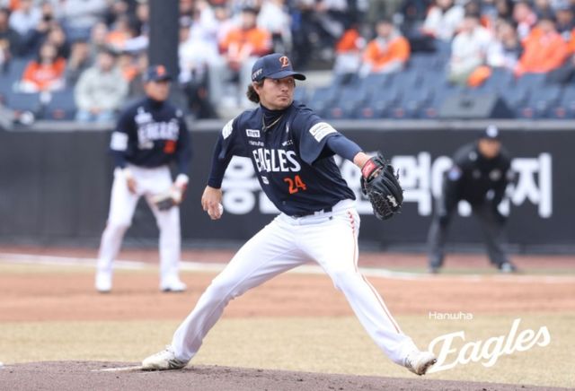 14일 오후 대전 한화생명 볼파크에서 열린 2026 신한 SOL KBO리그 시범경기 SSG 랜더스와 한화 이글스의 경기, 한화 선발 오웬 화이트가 공을 힘차게 던지고 있다. 한화 이글스