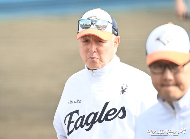 21일 오후 일본 오키나와 고친다 구장에서 열린 WBC 대표팀과 한화 이글스의 연습경기, 경기 종료 후 한화 김경문 감독이 선수들을 바라보고 있다. 엑스포츠뉴스 DB