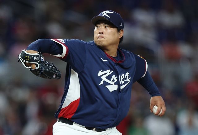 한국 야구대표팀 투수 류현진이 14일 미국 마이애미주 론디포 파크에서 열린 2026 월드베이스볼클래식 도미니카공화국과 8강전에 선발 등판해 1⅔이닝 3피안타 2볼넷 3실점을 기록했다. 류현진은 1회말 삼자범퇴로 기분 좋게 출발했지만 2회말 1사 1루 상황에서 치명적인 선제 적시 2루타를 맞아 한순간 무너졌다. 연합뉴스