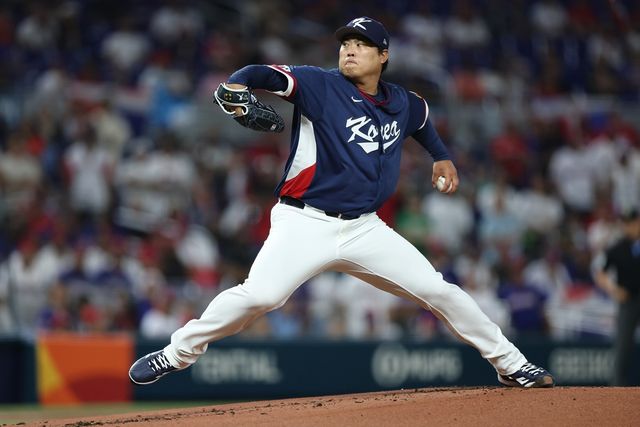 한국 야구대표팀 투수 류현진이 14일 미국 마이애미주 론디포 파크에서 열린 2026 월드베이스볼클래식 도미니카공화국과 8강전에 선발 등판해 1⅔이닝 3피안타 2볼넷 3실점을 기록했다. 류현진은 1회말 삼자범퇴로 기분 좋게 출발했지만 2회말 1사 1루 상황에서 치명적인 선제 적시 2루타를 맞아 한순간 무너졌다. 연합뉴스