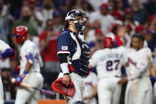한국 야구가 17년 만에 진출한 월드베이스볼클래식(WBC) 토너먼트 무대를 8강에서 마감했다. 류지현 감독이 이끄는 한국은 14일 미국 플로리다주 마이애미 론디포파크에서 열린 2026 WBC 8강전 도미니카공화국과 경기에서 0-10으로 7회 콜드게임 패했다. 한국은 한 수 위 상대로 평가받는 도미니카공화국을 맞아 고전을 면치 못했다. 선발 류현진이 2회 3점을 내줬고, 3회에는 4명의 투수가 마운드에 올라가 안타 4개와 볼넷 3개로 추가 4실점 했다. 0-7로 끌려가던 7회에는 2사 후 오스틴 웰스(뉴욕 양키스)에게 3점 홈런을 허용해 그대로 무릎을 꿇었다. 타선에서는 지난해 미국 메이저리그(MLB) 내셔널리그 사이영상 2위를 차지한 왼팔 투수 크리스토페르 산체스(필라델피아 필리스)를 상대로 5회까지 삼진 8개를 당하고 2안타로 무득점에 그쳤다. 연합뉴스