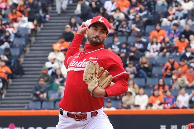 14일 오후 대전 한화생명 볼파크에서 열린 2026 신한 SOL KBO리그 시범경기 SSG 랜더스와 한화 이글스의 경기, SSG 선발 미치 화이트가 공을 힘차게 던지고 있다. SSG 랜더스