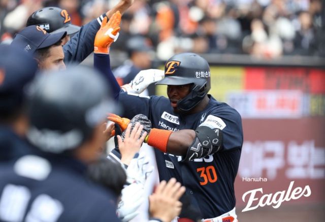14일 오후 대전 한화생명 볼파크에서 열린 2026 신한 SOL KBO리그 시범경기 SSG 랜더스와 한화 이글스의 경기, 6회말 무사 한화 요나단 페라자가 솔로홈런을 친 뒤 동료들과 기쁨을 나누고 있다. 한화 이글스