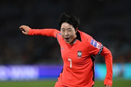 한국 여자축구대표팀이 내년 브라질에서 열리는 2027 국제축구연맹(FIFA) 여자월드컵 출전권을 확보했다. 현재 호주에서 열리고 있는 2026 아시아축구연맹(AFC) 여자 아시안컵 준준결승에서 우즈베키스탄을 대파하고 준결승에 진출하면서 아시아에 주어진 여자월드컵 직행 티켓 6장 중 한 장을 챙겼다. 개최국 브라질을 빼고 전세계에서 여자월드컵 출전 티켓을 따낸 것은 호주, 중국 다음으로 한국이 세 번째다.&nbsp;신상우 감독이 이끄는 한국 여자축구대표팀은 14일(한국시간) 호주 시드니의 스타디움 오스트레일리아에서 열린 우즈베키스탄과의 2026 AFC 여자아시안컵 준준결승에서 전반 2골, 후반 4골을 퍼부어 6-0 대승을 일궈냈다. 한국의 준결승 상대는 일본이 유력하다. 연합뉴스