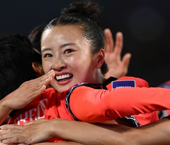 한국 여자축구대표팀이 내년 브라질에서 열리는 2027 국제축구연맹(FIFA) 여자월드컵 출전권을 확보했다. 현재 호주에서 열리고 있는 2026 아시아축구연맹(AFC) 여자 아시안컵 준준결승에서 우즈베키스탄을 대파하고 준결승에 진출하면서 아시아에 주어진 여자월드컵 직행 티켓 6장 중 한 장을 챙겼다. 개최국 브라질을 빼고 전세계에서 여자월드컵 출전 티켓을 따낸 것은 호주, 중국 다음으로 한국이 세 번째다.&nbsp;신상우 감독이 이끄는 한국 여자축구대표팀은 14일(한국시간) 호주 시드니의 스타디움 오스트레일리아에서 열린 우즈베키스탄과의 2026 AFC 여자아시안컵 준준결승에서 전반 2골, 후반 4골을 퍼부어 6-0 대승을 일궈냈다. 한국의 준결승 상대는 일본이 유력하다. 연합뉴스