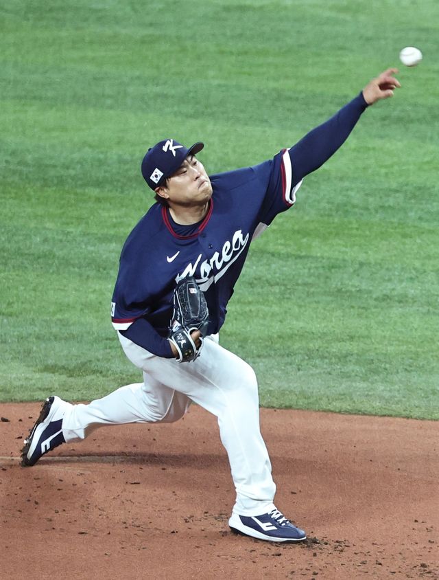 한국 야구대표팀 투수 류현진이 14일 미국 마이애미주 론디포 파크에서 열린 2026 월드베이스볼클래식 도미니카공화국과 8강전에 선발 등판해 1⅔이닝 3피안타 2볼넷 3실점을 기록했다. 류현진은 1회말 삼자범퇴로 기분 좋게 출발했지만 2회말 1사 1루 상황에서 치명적인 선제 적시 2루타를 맞아 한순간 무너졌다. 연합뉴스