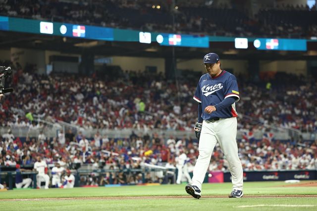 한국 야구대표팀 투수 류현진이 14일 미국 마이애미주 론디포 파크에서 열린 2026 월드베이스볼클래식 도미니카공화국과 8강전에 선발 등판해 1⅔이닝 3피안타 2볼넷 3실점을 기록했다. 류현진은 1회말 삼자범퇴로 기분 좋게 출발했지만 2회말 1사 1루 상황에서 치명적인 선제 적시 2루타를 맞아 한순간 무너졌다. 연합뉴스