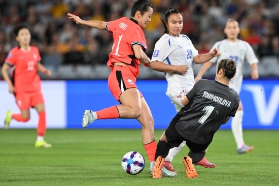 한국 여자축구대표팀이 내년 브라질에서 열리는 2027 국제축구연맹(FIFA) 여자월드컵 출전권을 확보했다. 현재 호주에서 열리고 있는 2026 아시아축구연맹(AFC) 여자 아시안컵 준준결승에서 우즈베키스탄을 대파하고 준결승에 진출하면서 아시아에 주어진 여자월드컵 직행 티켓 6장 중 한 장을 챙겼다. 개최국 브라질을 빼고 전세계에서 여자월드컵 출전 티켓을 따낸 것은 호주, 중국 다음으로 한국이 세 번째다.&nbsp;신상우 감독이 이끄는 한국 여자축구대표팀은 14일(한국시간) 호주 시드니의 스타디움 오스트레일리아에서 열린 우즈베키스탄과의 2026 AFC 여자아시안컵 준준결승에서 전반 2골, 후반 4골을 퍼부어 6-0 대승을 일궈냈다. 한국의 준결승 상대는 일본이 유력하다. 연합뉴스