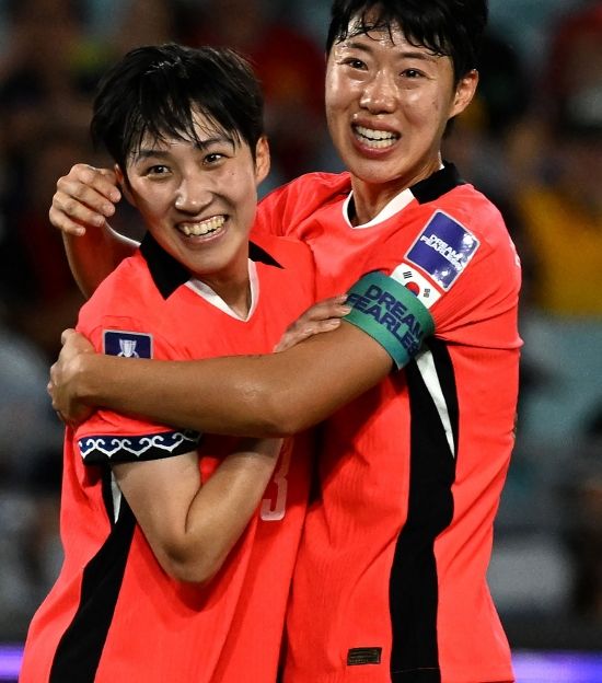 한국 여자축구대표팀이 내년 브라질에서 열리는 2027 국제축구연맹(FIFA) 여자월드컵 출전권을 확보했다. 현재 호주에서 열리고 있는 2026 아시아축구연맹(AFC) 여자 아시안컵 준준결승에서 우즈베키스탄을 대파하고 준결승에 진출하면서 아시아에 주어진 여자월드컵 직행 티켓 6장 중 한 장을 챙겼다. 개최국 브라질을 빼고 전세계에서 여자월드컵 출전 티켓을 따낸 것은 호주, 중국 다음으로 한국이 세 번째다.&nbsp;신상우 감독이 이끄는 한국 여자축구대표팀은 14일(한국시간) 호주 시드니의 스타디움 오스트레일리아에서 열린 우즈베키스탄과의 2026 AFC 여자아시안컵 준준결승에서 전반 2골, 후반 4골을 퍼부어 6-0 대승을 일궈냈다. 한국의 준결승 상대는 일본이 유력하다. 연합뉴스