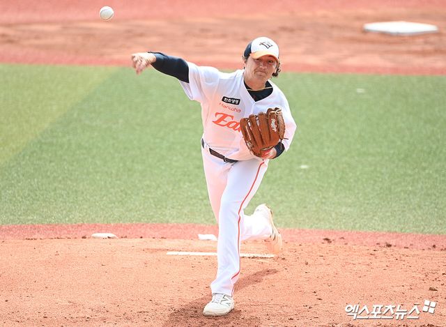 23일 일본 오키나와 카데나 구장에서 열린 한화 이글스와 WBC 대표팀의 연습경기, 1회초 한화 선발투수 화이트가 공을 힘차게 던지고 있다. 엑스포츠뉴스 DB